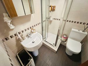 En-suite- click for photo gallery